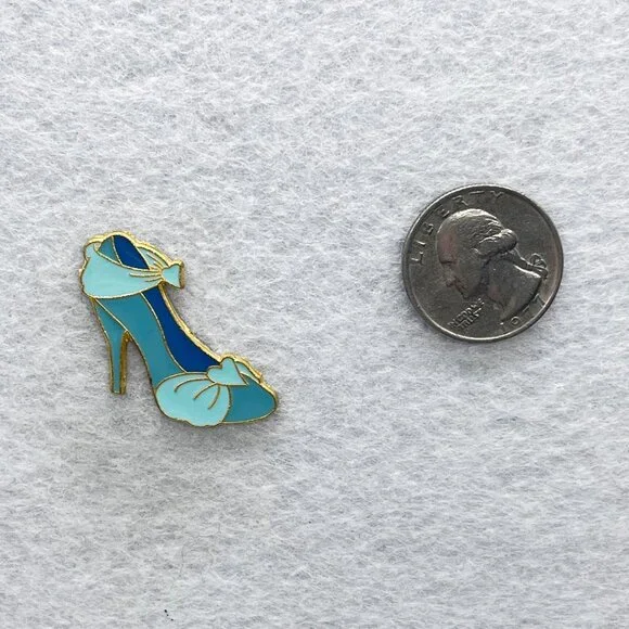 🔮 5/$25 Disney Cinderella High Heels Pin - Picture 2 of 3